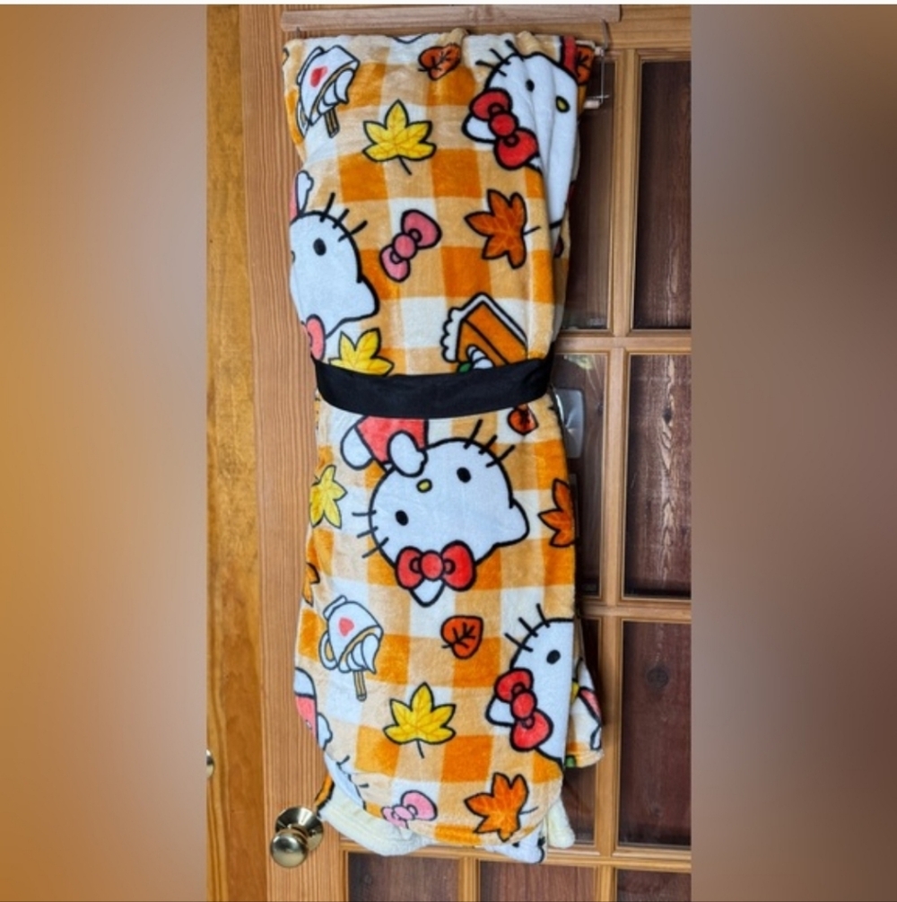 NWT HELLO KITTY/ SANIRO RARE AUTUMN SOFT THROW